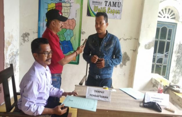 Foto: Panwascam Pasongsongan saat berbincang dengan salah satu pendaftar