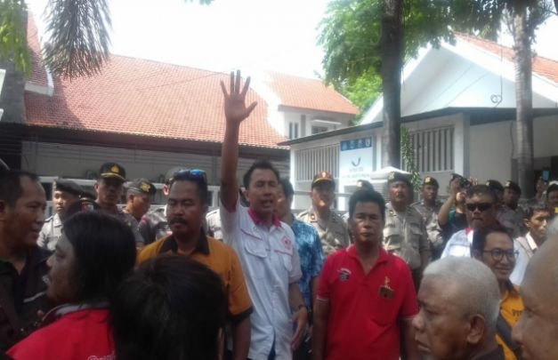 Foto : Sejumlah Wartawan Dan LSM Demo Ke Kantor Inspektorat Probolinggo