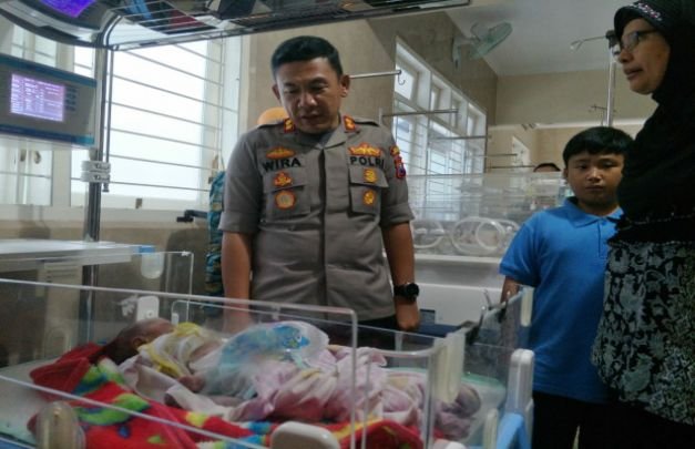 Foto: Kapolres menyambagi bayi setibanya di RS Bhayangkara Lumajang, Jum'at (6/3/2020).