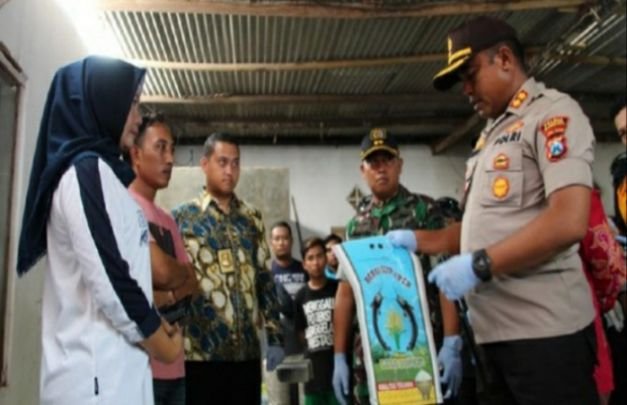 Foto: Dokumen Kapolres Sumenep AKBP Deddy Supriadi berhadapan dengan ibu Latifa si pemilik pabrik beras oplosan