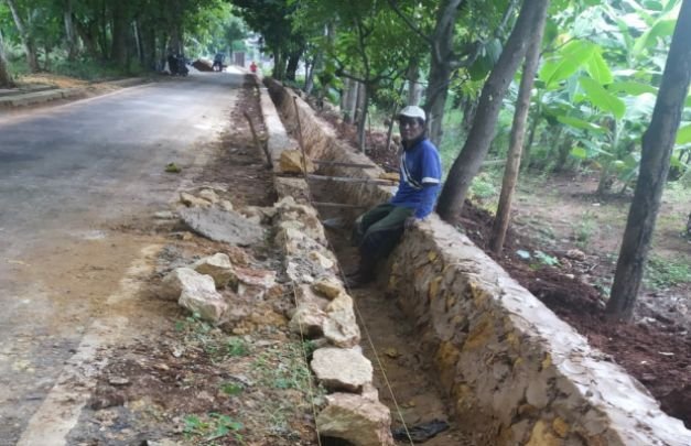 Foto: proyek saluran air yang diduga tidak sesuai spek