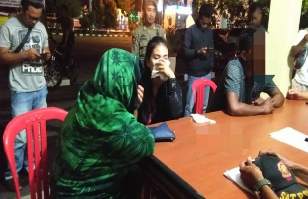 Foto : Dua PSK dan satu pria hidung belang di identifikasi di depan Polres Sampang