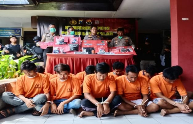 foto: AKBP Rama Samtama Putra di dampingi Kasatnorkoba AKP Soekris Trihartono saat menggelar pres rilis di Mapolres Bangkalan.