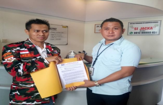 Foto : Eko Triyanto saat melapor ke Kejaksaan Negeri Cikarang