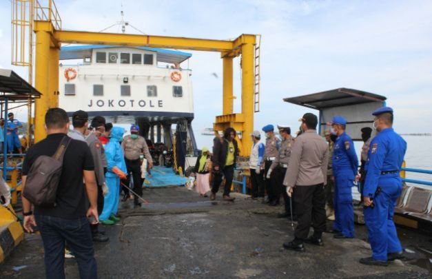 Foto: Kepolisian Resor Bangakan dan tim Satgas Pemkab saat melakukan penyemprotan di Pelabuhan Kamal.