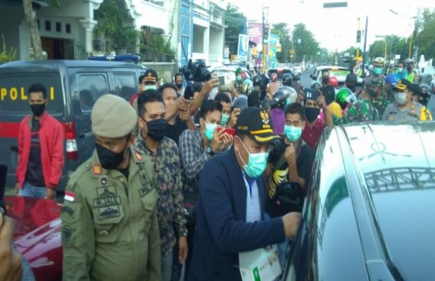 Foto : Bupati bersama jajaran Forkopimda Kabupaten Sampang membagikan masker ke pengguna jalan