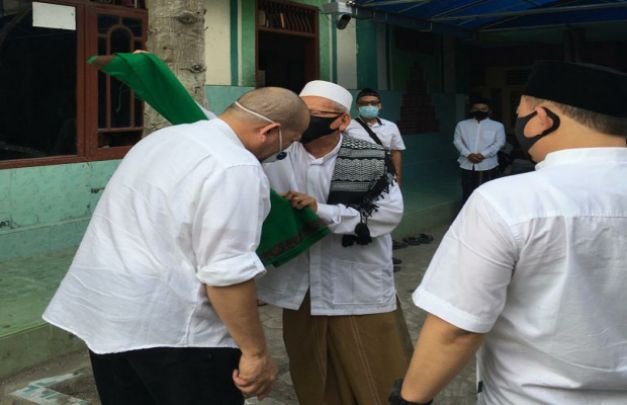 Foto : KH. Ahmad Muhyiddin Munawar, mengalungkan selandang kepada Ketua DPD RI, A.A La Nyalla Mahmud Mattalitti.
