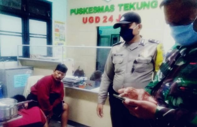 Foto: Anggota Polsek dan Koramil Tekung, mendampingi salah satu korban saat menjalani perawatan medis