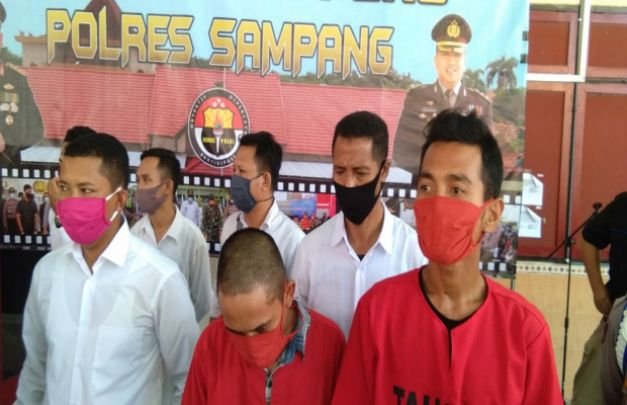 Foto : Pelaku penganiayaan saat press rilis di Mapolres Sampang
