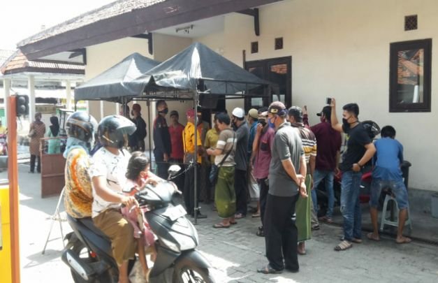 Foto : Pedagang pasar Srimangunan Sampang protes ke koordinator pasar karena listrik sering mati