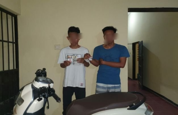 Foto: Buang Bungkus Rokok saat Dihadang Polisi, Eh Isinya Malah Sabu