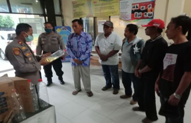 Foto : Peminum dan penjual miras diamankan di Polsek Camplong untuk menandatangani kesepakatan untuk tidak mengulangi lagi