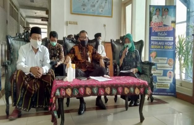 Foto : K. H. Bukhori Maksum, ketua MUI Kabupaten Sampang depan sebelah kiri saat pres rilis di Pemkab Sampang