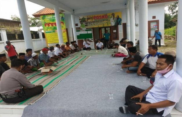 Foto: Keluhan Perwakilan Dari Masing - masing Warga Desa Kepada Kadis PUPR Pamekasan Di Balai 0 Cenlecen