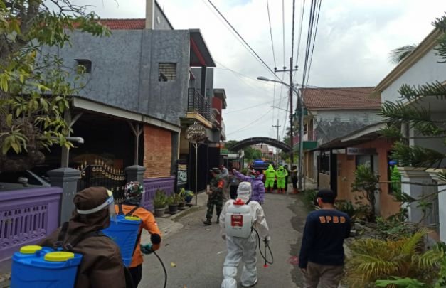 Foto : petugas saat melakukan penyemprotan di kelurahan pejagan Bangkalan