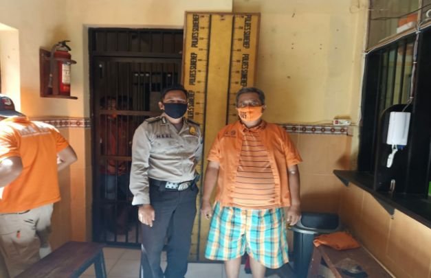 Foto: Tak berkutik, Heri Siswanto pasrah dirinya diringkus.