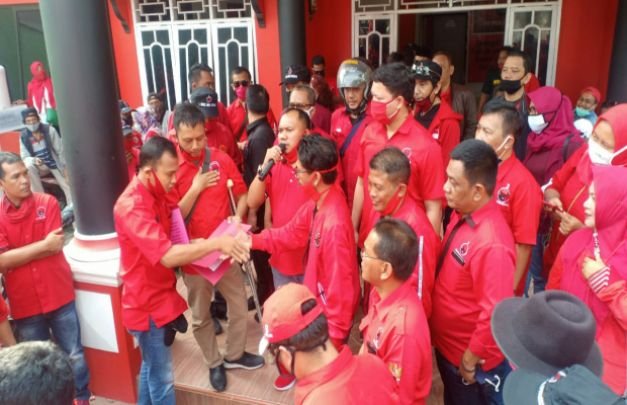 Foto : Ketua DPC PDIP Bekasi, Soleman, pimpin pelaporan ke Polres Metro Bekasi.