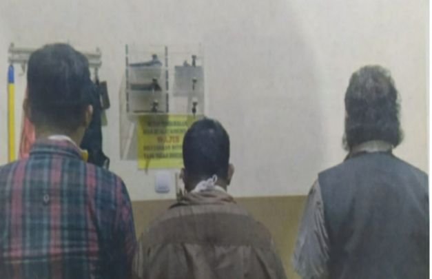 Foto: istimewa tiga oknum petugas pasar lenteng yg terjaring ott