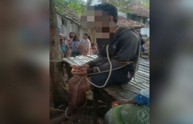 Foto : Pelaku yang dicurigai maling sepeda motor  berhasil diamankan warga