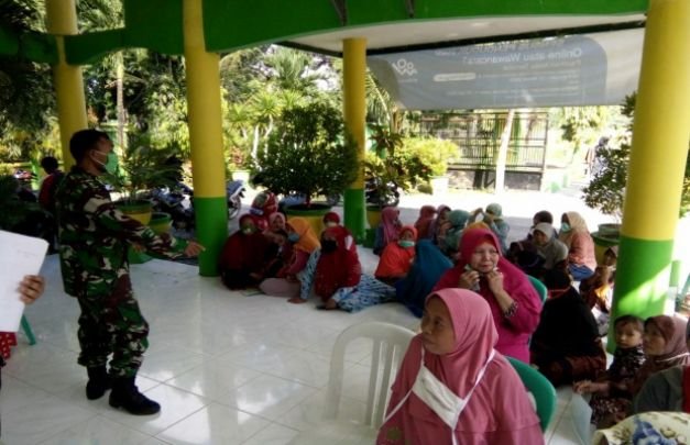 Foto: Serka Suparto Saat Berikan Pemahaman Kepada Warga di Balai Kel. Kowel