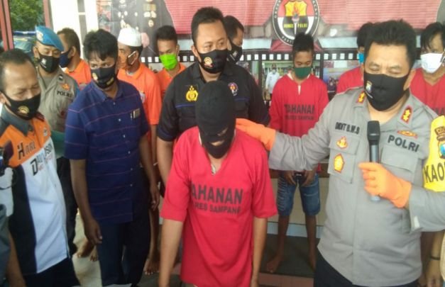 Foto : Sholeh,  pelaku pembunuhan saat press rilis di Mapolres Sampang