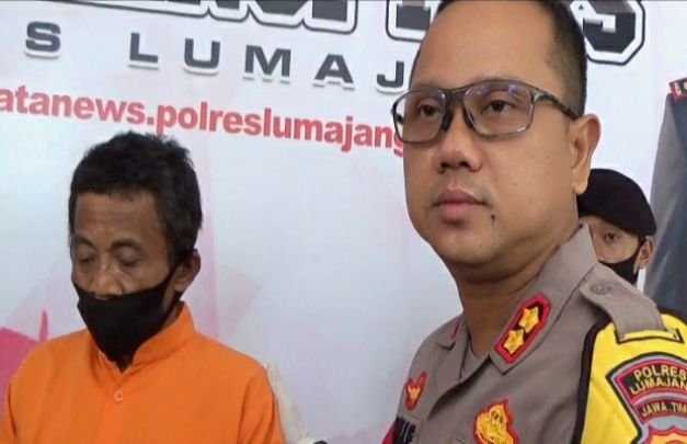 Foto: Kapolres Lumajang, AKBP deddy Foury Millewa, mendampingi tersangka diacara press release