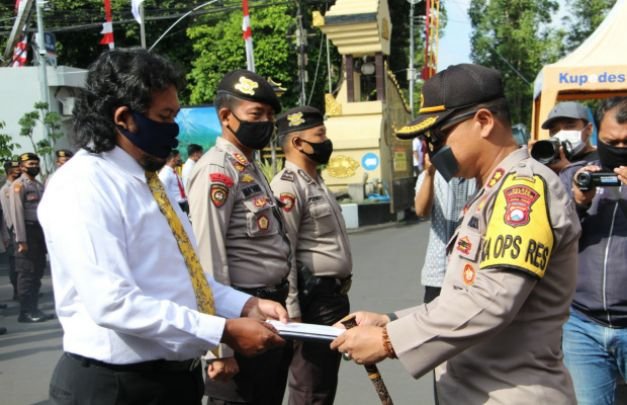 Foto: Kapolres Lumajang AKBP Deddy Foury Millewa, saat memberikan reward kepada anggotanya yang berprestasi 