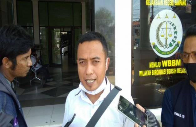 Foto : Khoirul Kalam tengah,  sekretaris LSM JCW Jatim