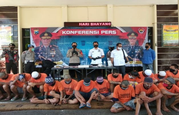 Foto: Kapolres Batu didampingi Kasat Narkoba Polres Batu bersama jajaran saat gelar perkara ungkap kasus narkoba.