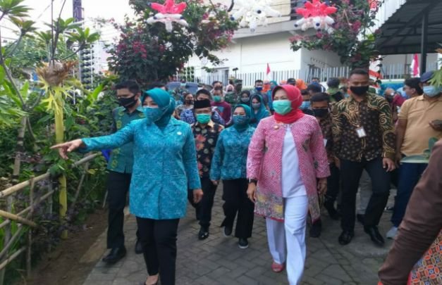Foto: Ketua Umum TP PKK, Tri Tito Karnavian didampingi Ketua TP PKK Jatim, Walikota Batu di Kampung Ekologi Temas, Kota Batu.