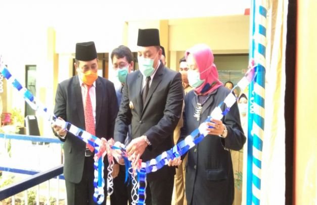 Foto : Bupati Sampang bersama Direktur RSUD dr Mohammad ZYN saat meresmikan laboratorium PCR di RSUD dr Mohammad ZYN Sampang