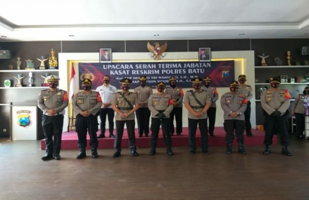 Foto:Kapolres Batu AKBP Harviadhi Agung Prathama, SIK, MIK saat sesi foto bersama para Kasat dan PJU Polres Batu, usai memimpin Sertijab.