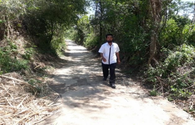 Foto : Pj Kades Tegalsiwalan Roinuddin Tinjau Jalan Yang Sudah  Dikerjakan