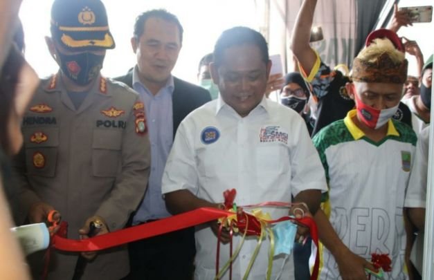 Foto : Gunting pita pembukaan 'kantor bersama SMSI' oleh Bupati Bekasi