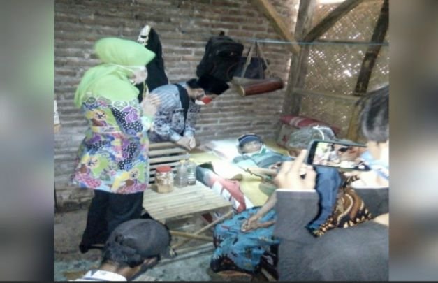 Foto: Bupati Faida saat menjenguk warganya yang sakit