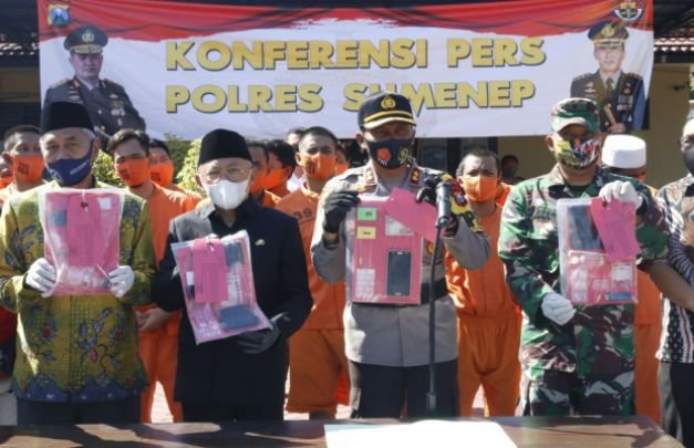 Foto: Kapolres Sumenep disampingi Bupati menunjukkan barang bukti saat press release di halaman Mapolres setempat