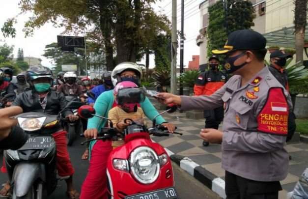 Foto:Waka Polres Batu Kompol Suharsono, SH tengah membagikan masker gratis kepada para pengguna jalan