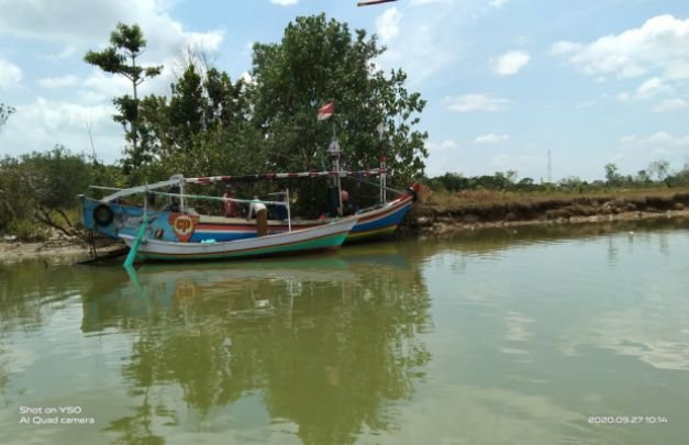 Foto : Sejumlah nelayan mengamankan perahu nelayan asal Lamongan