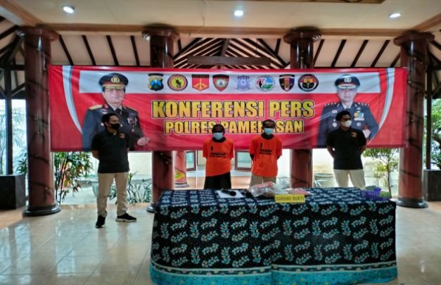 Foto : Kedua tersangka pembakaran truk.