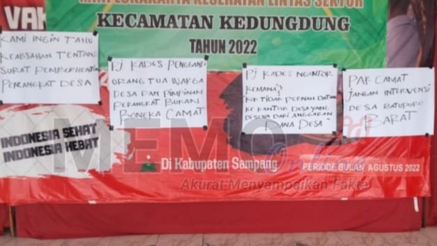 Perangkat desa yang diberhentikan secara diam diam memasang pamflet di kantor Camat Kedungdung 