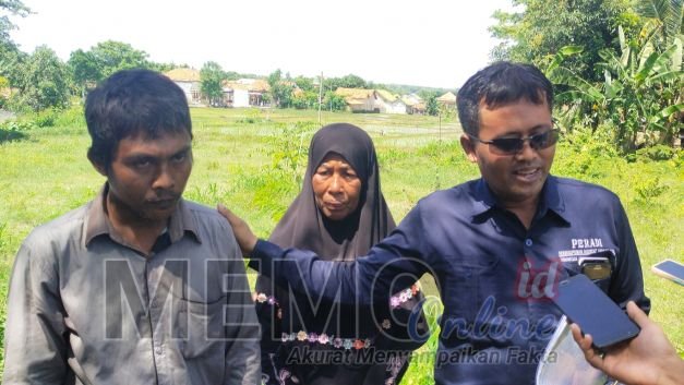 Muhammad Yahya kuasa hukum (kanan) didampingi dua kliennya Matnali dan Nilam