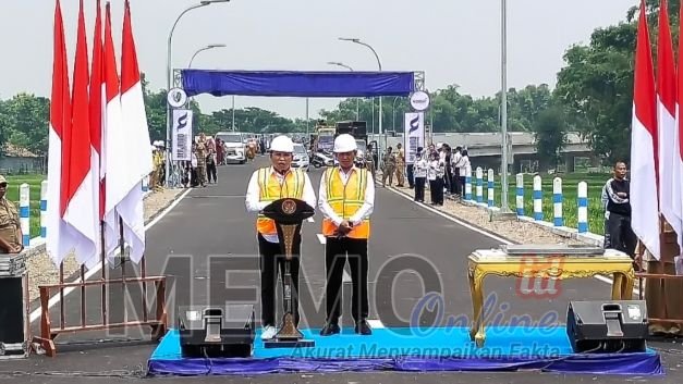 Bupati Sampang H Slamet Junaidi, didampingi wakil Bupati Sampang H Abdullah Hidayat meresmikan Jalan Lingkar Selatan 