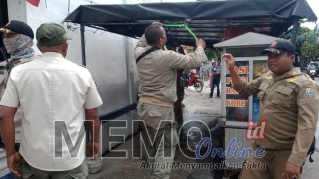 Foto : Satpol PP Kabupaten Sampang razia pedagang nasi di depan pintu RSUD Sampang 
