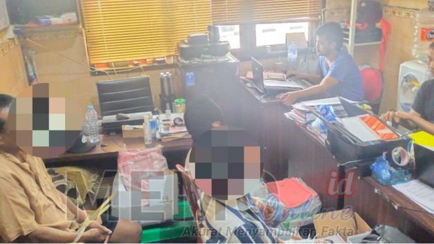 Foto : Penyidik saat memeriksa tiga terduga pembobol toko elektronik 