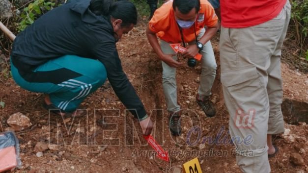 Foto : Polisi menunjukkan tempat mayat dikubur di desa Ketapang Timur, Kecamatan Ketapang Kabupaten Sampang 