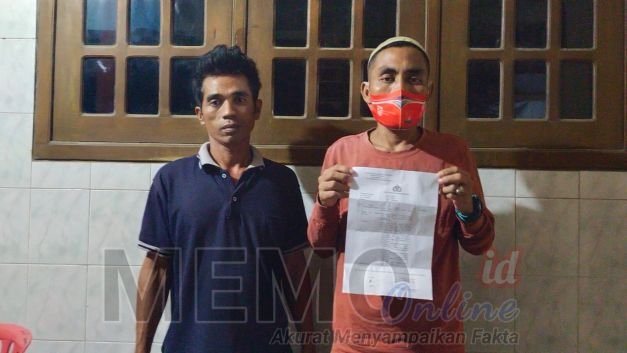 Foto : Pelapor Subei menunjukkan laporannya (baju merah)