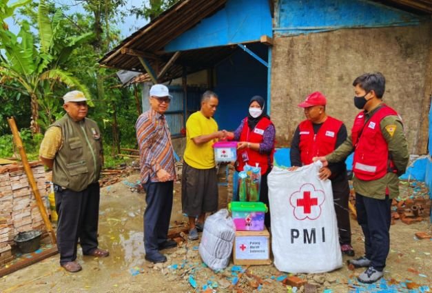 Foto: Bantuan PMI untuk rumah longsor di Cibarusah Bekasi