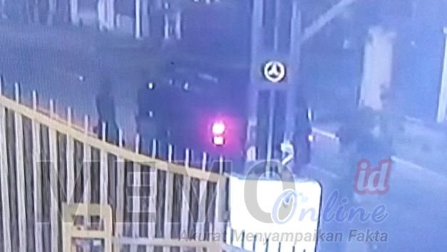 Foto : Mobil warna hitam diduga milik terduga pelaku pencuri sepeda motor  
