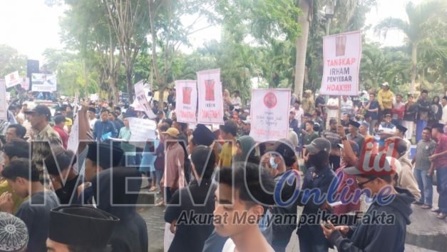 Foto : Ribuan massa didepan kantor Pemkab Sampang desak Irham segera diadili 