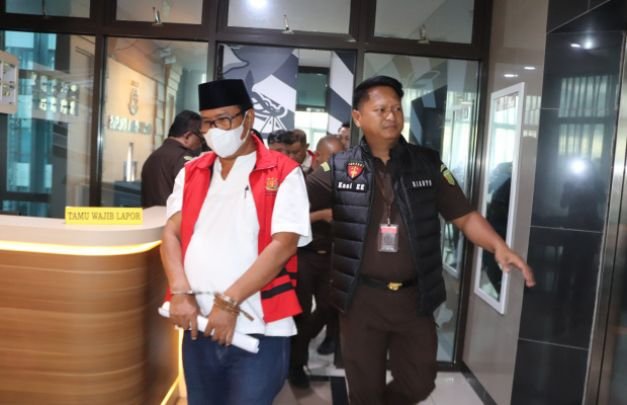 Foto: Tersangka dengan rompi orange 
